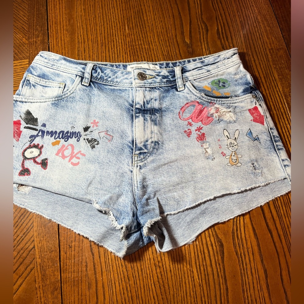 TRAFALUC DENIM BY ZARA GRAFFITI DISTRESSED SHORTS. SIZE 6.